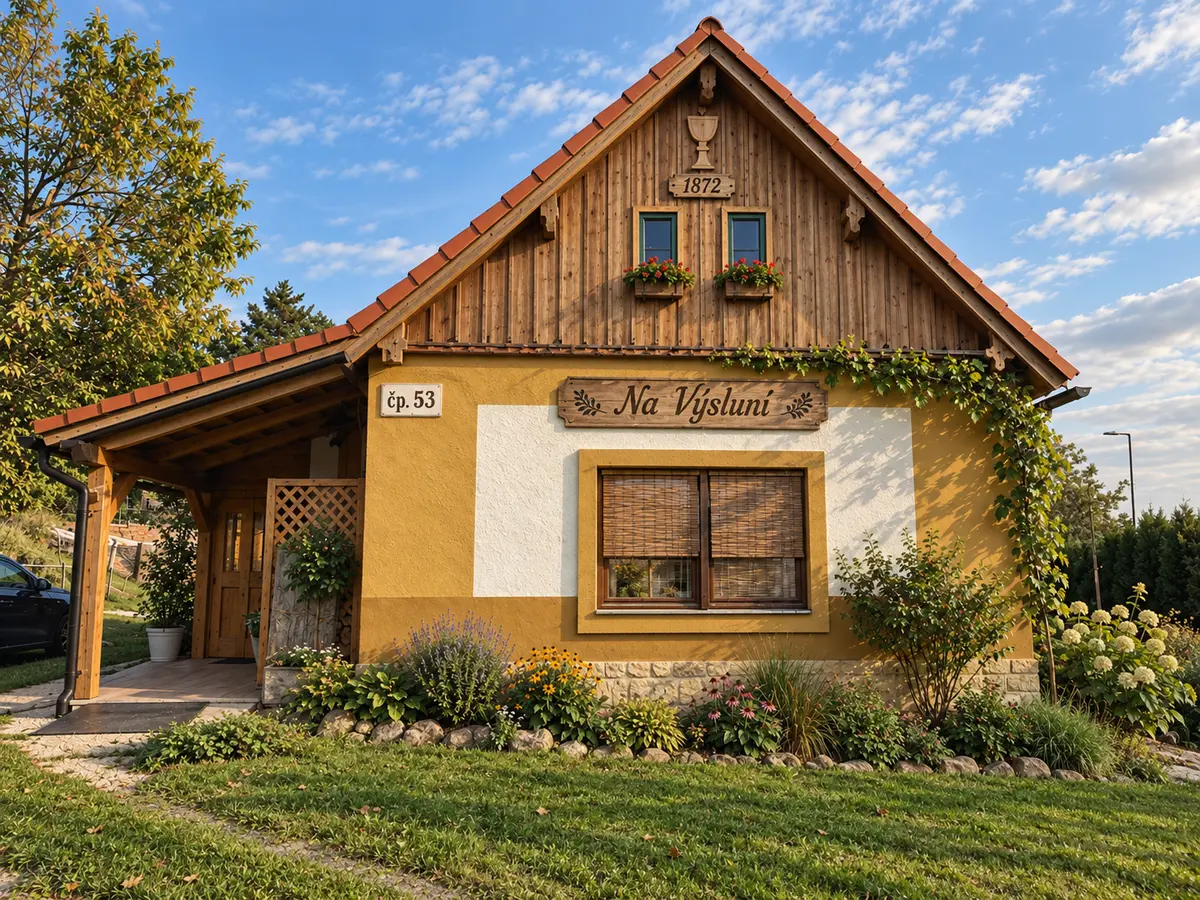 Dříve připravená vizualizace Chalupy Na Výsluní s dřevěným štítem, letopočtem 1872 a rozkvetlou zahradou.