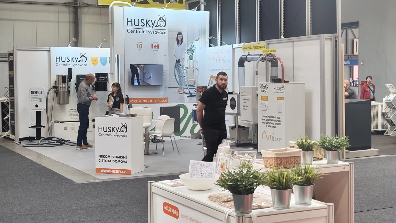 Stánek HUSKY; vlevo ukázka rekuperační jednotky AIRSPOT.